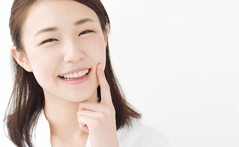 女性の笑顔の写真